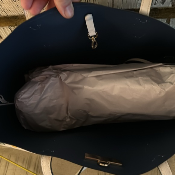 Kate Spade tote and matching pouch! NWT - Picture 10 of 11